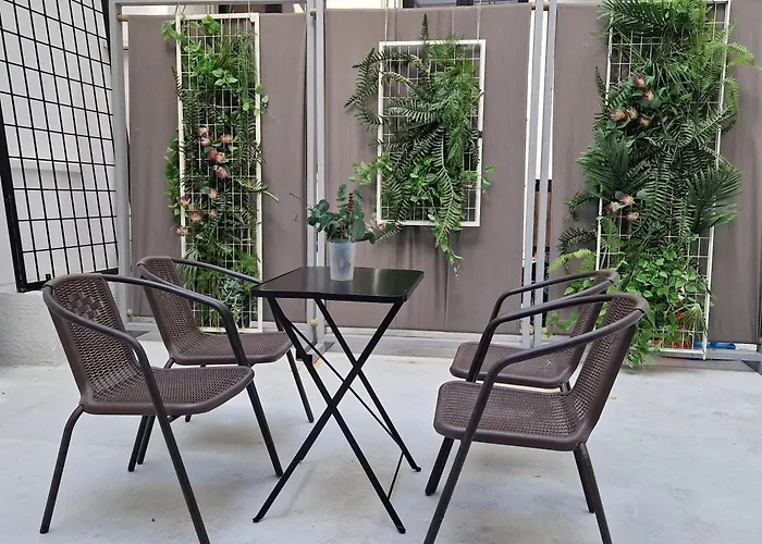 Monastiraki-Psiri, Old Town, 3-Bdr Apt, Sleep 6-10P, Spacious Court Yard