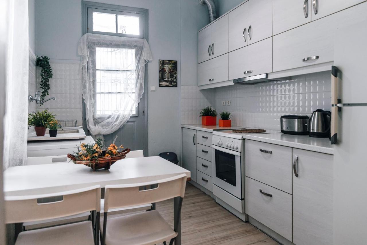 Monastiraki-psiri, Old Town, 3-bdr Apt, Sleep 6-10p, Spacious Court Yard Apartment *