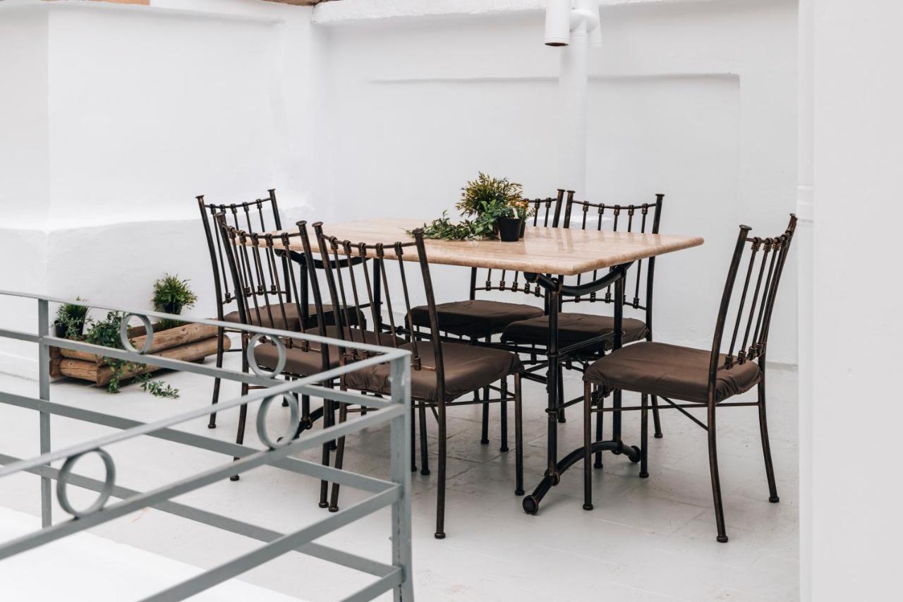 Monastiraki-psiri, Old Town, 3-bdr Apt, Sleep 6-10p, Spacious Court Yard