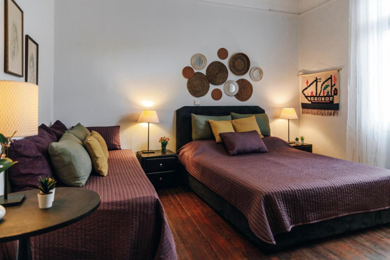 Monastiraki-psiri, Old Town, 3-bdr Apt, Sleep 6-10p, Spacious Court Yard