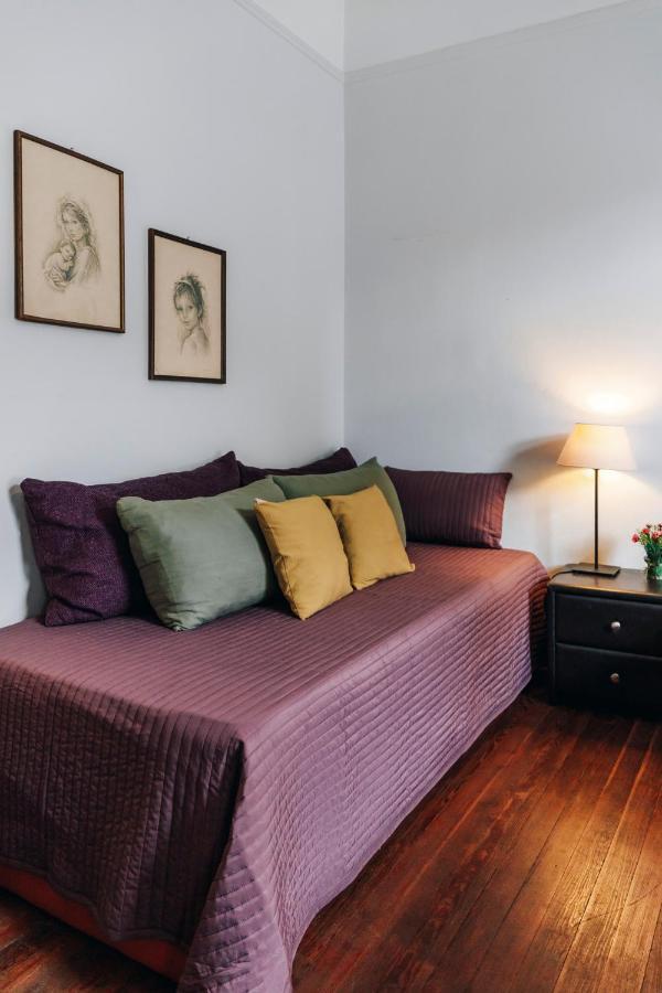 Monastiraki-psiri, Old Town, 3-bdr Apt, Sleep 6-10p, Spacious Court Yard Apartment *