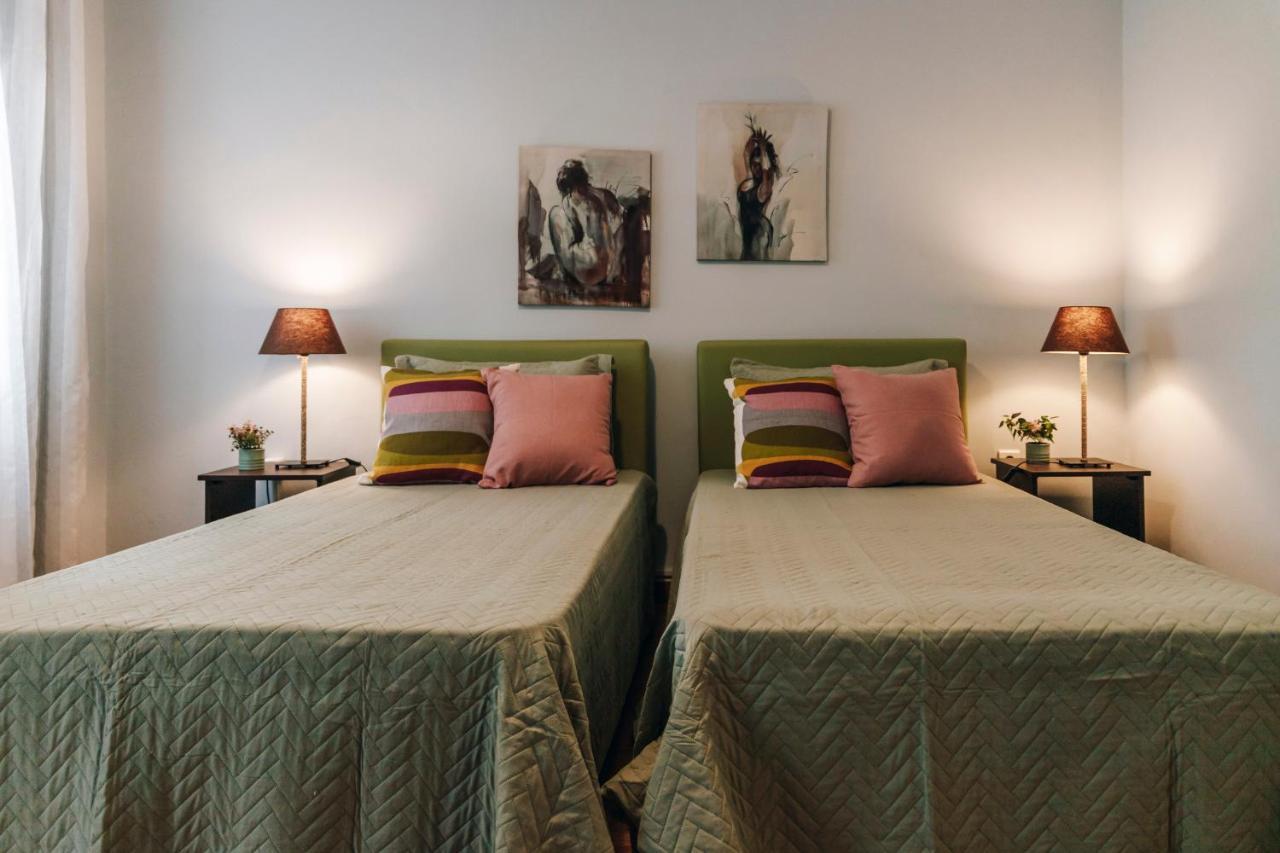 Monastiraki-psiri, Old Town, 3-bdr Apt, Sleep 6-10p, Spacious Court Yard Apartment *