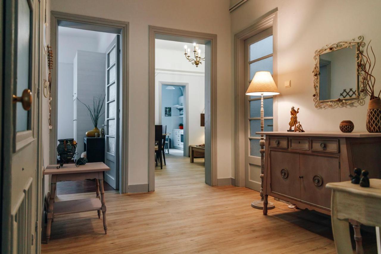 Monastiraki-psiri, Old Town, 3-bdr Apt, Sleep 6-10p, Spacious Court Yard Athens