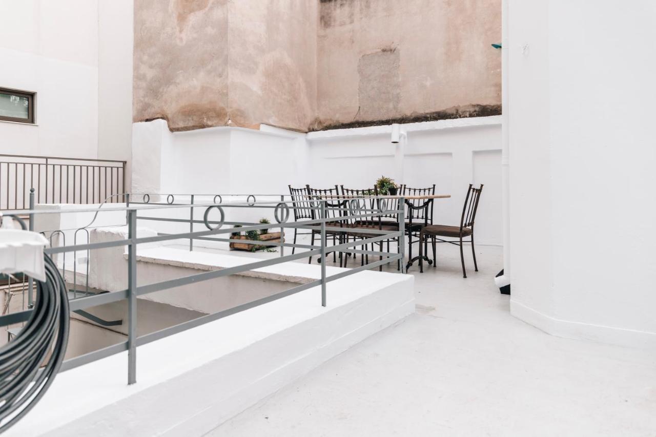 Monastiraki-psiri, Old Town, 3-bdr Apt, Sleep 6-10p, Spacious Court Yard *