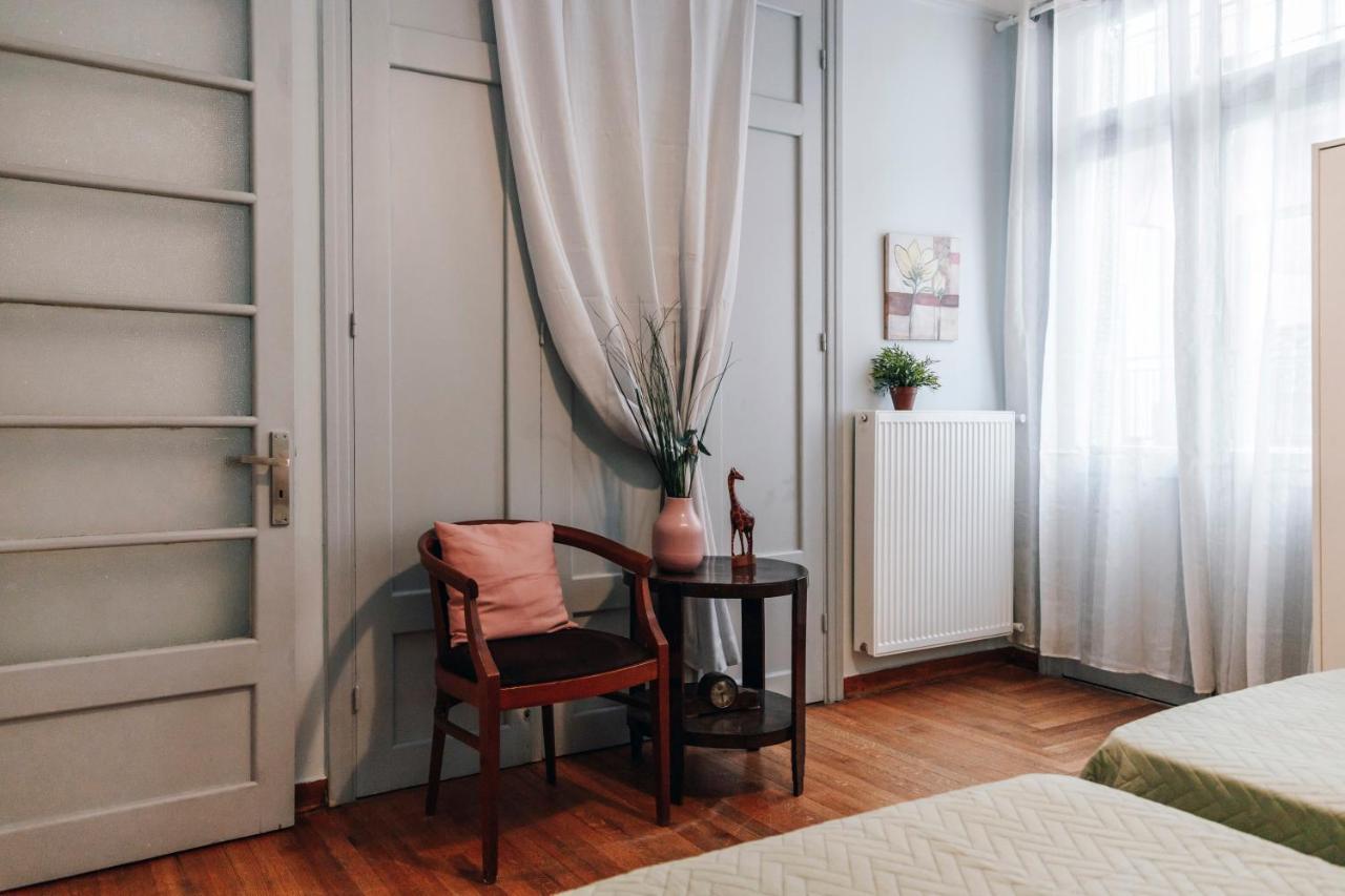 Monastiraki-psiri, Old Town, 3-bdr Apt, Sleep 6-10p, Spacious Court Yard Apartment *