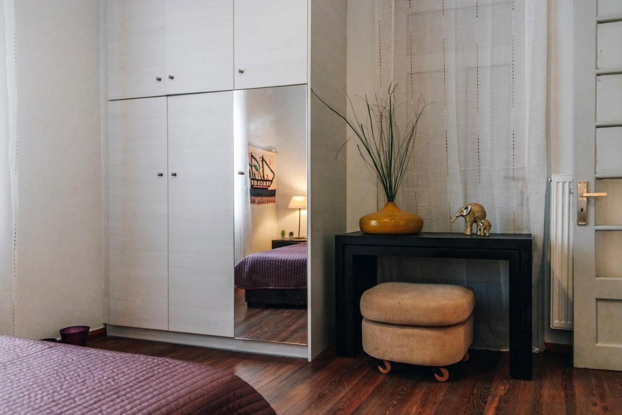 Monastiraki-psiri, Old Town, 3-bdr Apt, Sleep 6-10p, Spacious Court Yard Athens