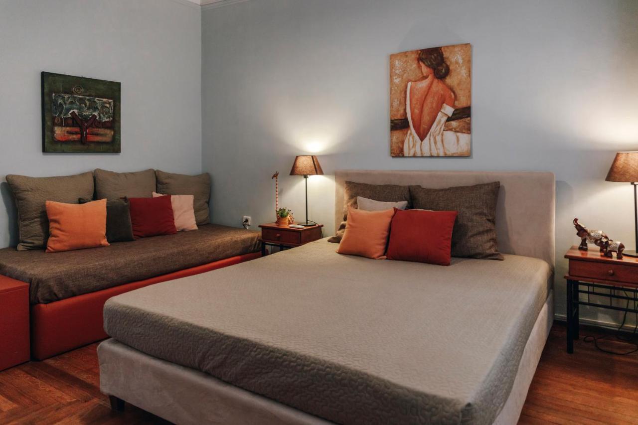 Monastiraki-psiri, Old Town, 3-bdr Apt, Sleep 6-10p, Spacious Court Yard Apartment *
