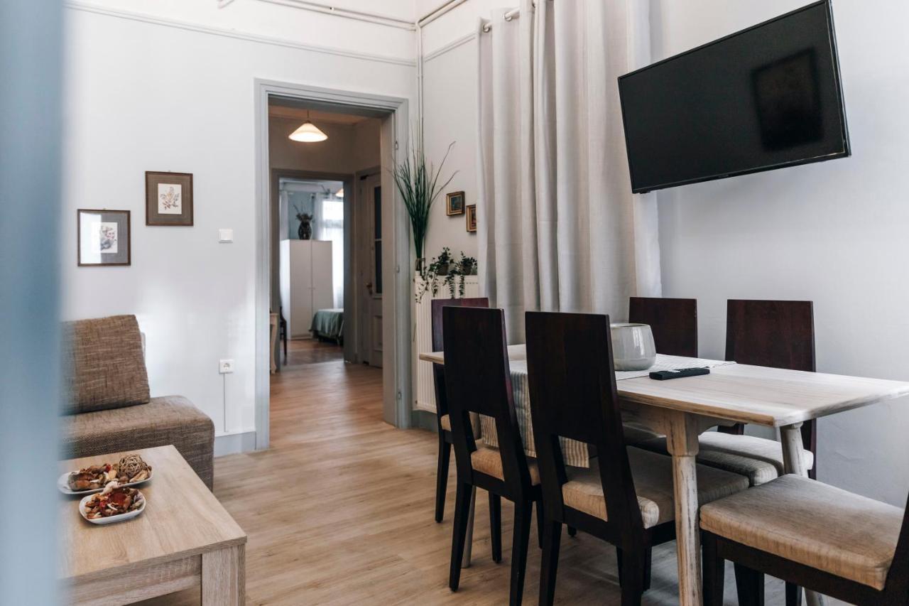 Monastiraki-psiri, Old Town, 3-bdr Apt, Sleep 6-10p, Spacious Court Yard Athens