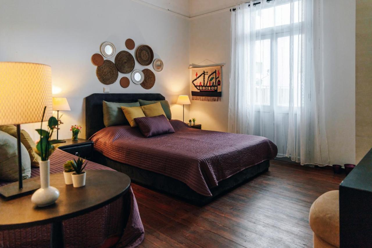 Monastiraki-psiri, Old Town, 3-bdr Apt, Sleep 6-10p, Spacious Court Yard Apartment