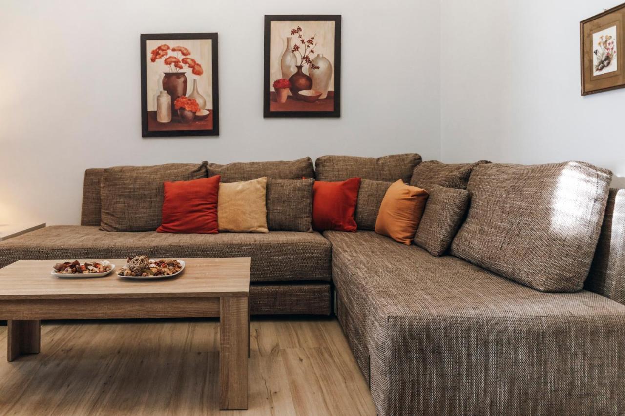 Apartment Monastiraki-psiri, Old Town, 3-bdr Apt, Sleep 6-10p, Spacious Court Yard Athens