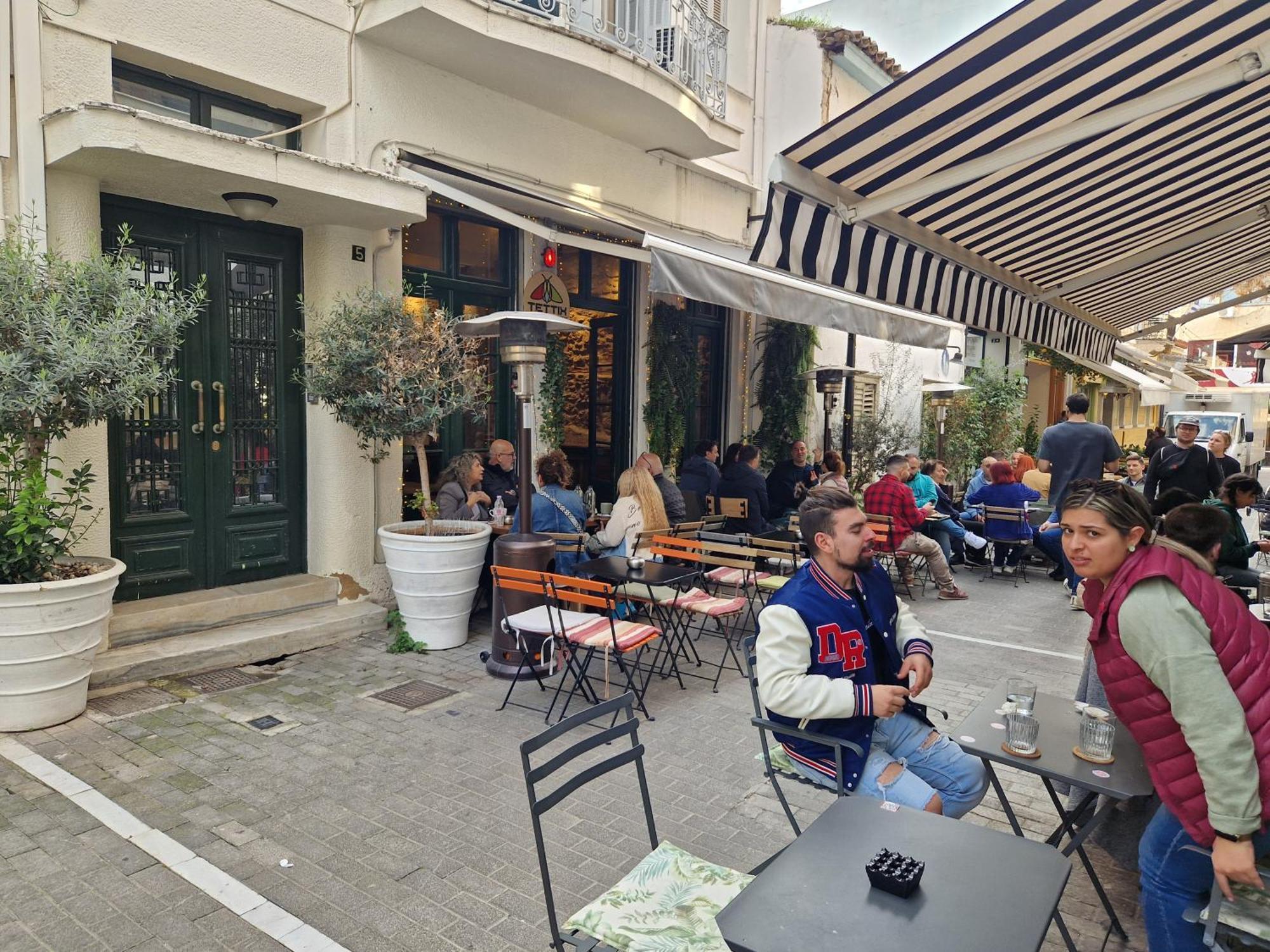 Monastiraki-psiri, Old Town, 3-bdr Apt, Sleep 6-10p, Spacious Court Yard