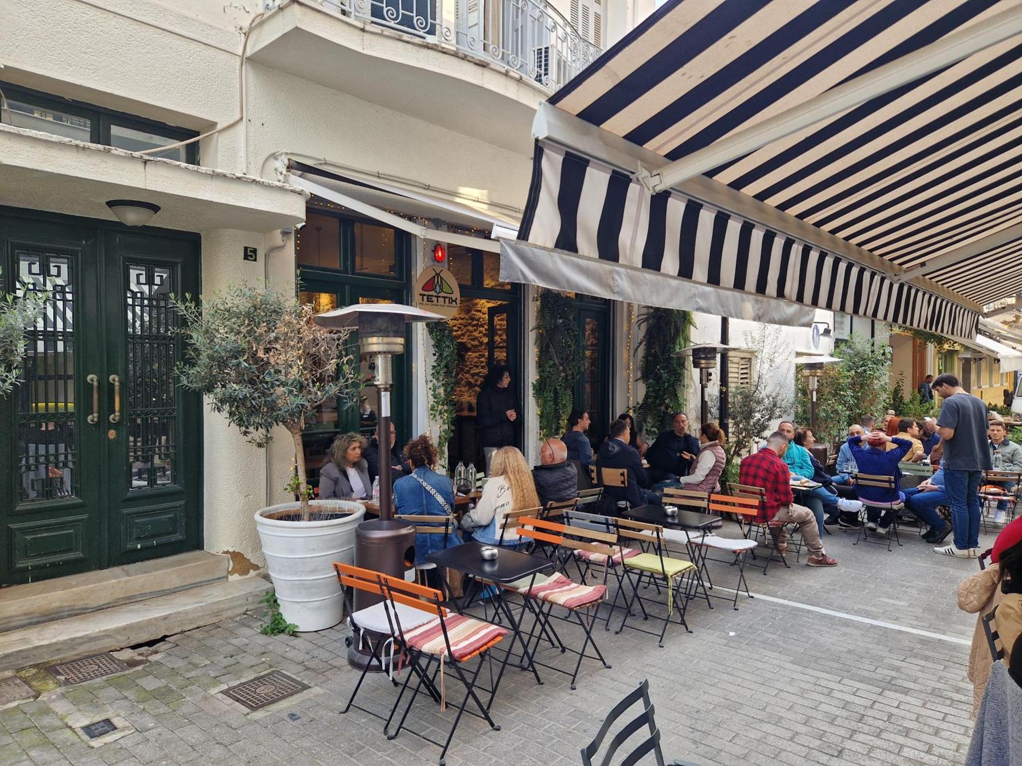 Monastiraki-psiri, Old Town, 3-bdr Apt, Sleep 6-10p, Spacious Court Yard