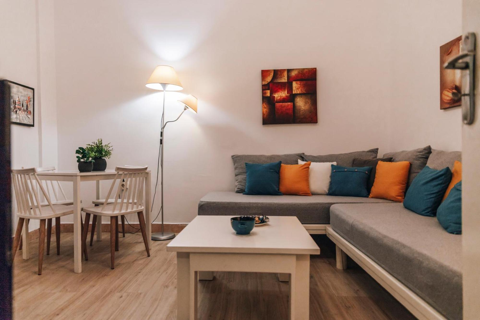 Monastiraki-psiri, Old Town, 3-bdr Apt, Sleep 6-10p, Spacious Court Yard Athens