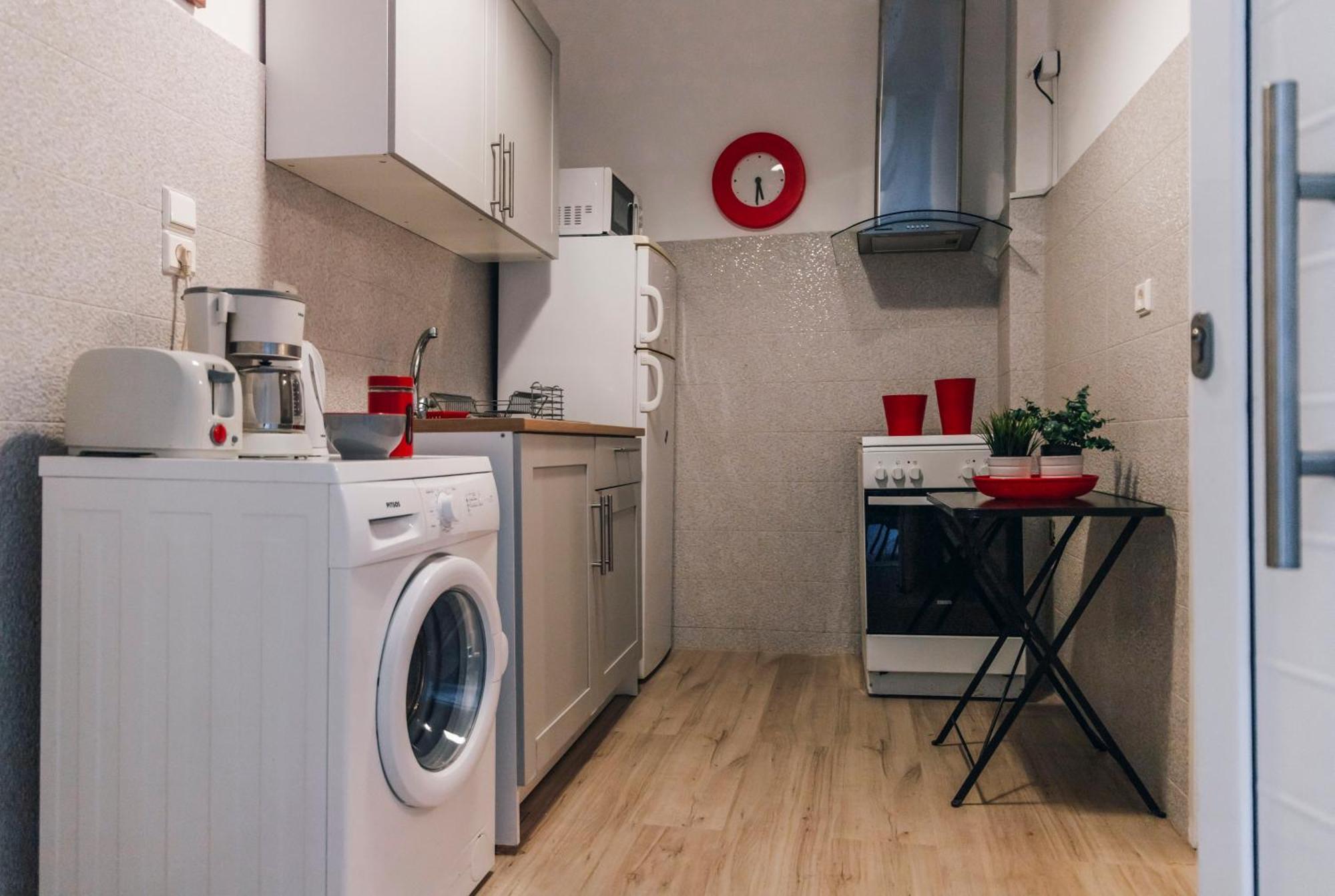 Apartment Monastiraki-psiri, Old Town, 3-bdr Apt, Sleep 6-10p, Spacious Court Yard