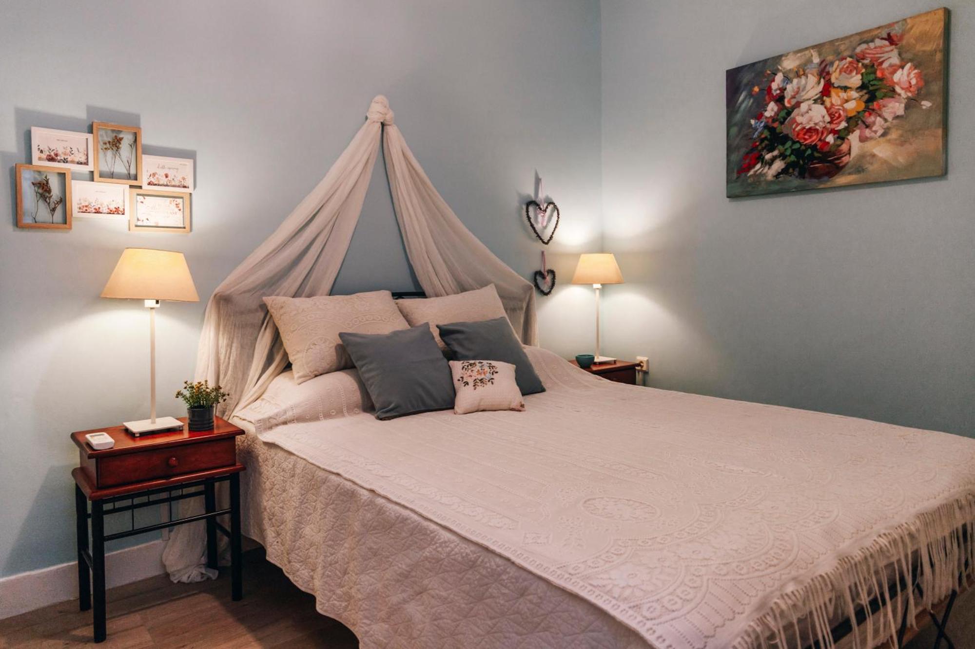 Monastiraki-psiri, Old Town, 3-bdr Apt, Sleep 6-10p, Spacious Court Yard *