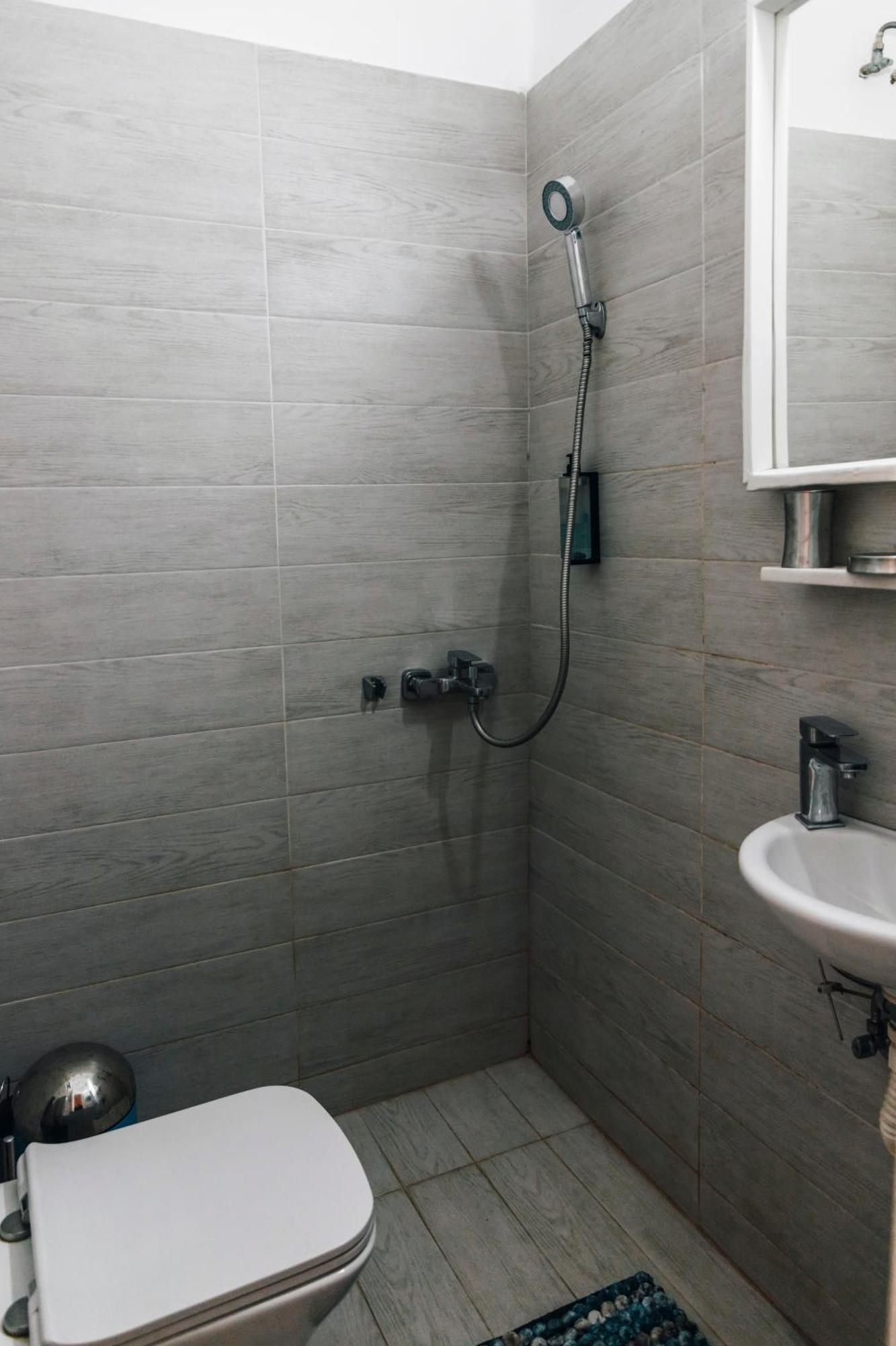 Monastiraki-psiri, Old Town, 3-bdr Apt, Sleep 6-10p, Spacious Court Yard