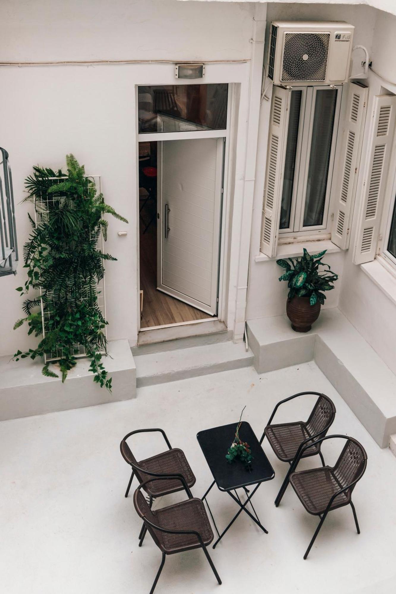 Apartment Monastiraki-psiri, Old Town, 3-bdr Apt, Sleep 6-10p, Spacious Court Yard *