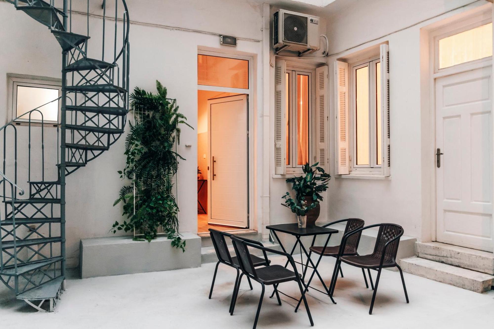 Monastiraki-psiri, Old Town, 3-bdr Apt, Sleep 6-10p, Spacious Court Yard * Athens