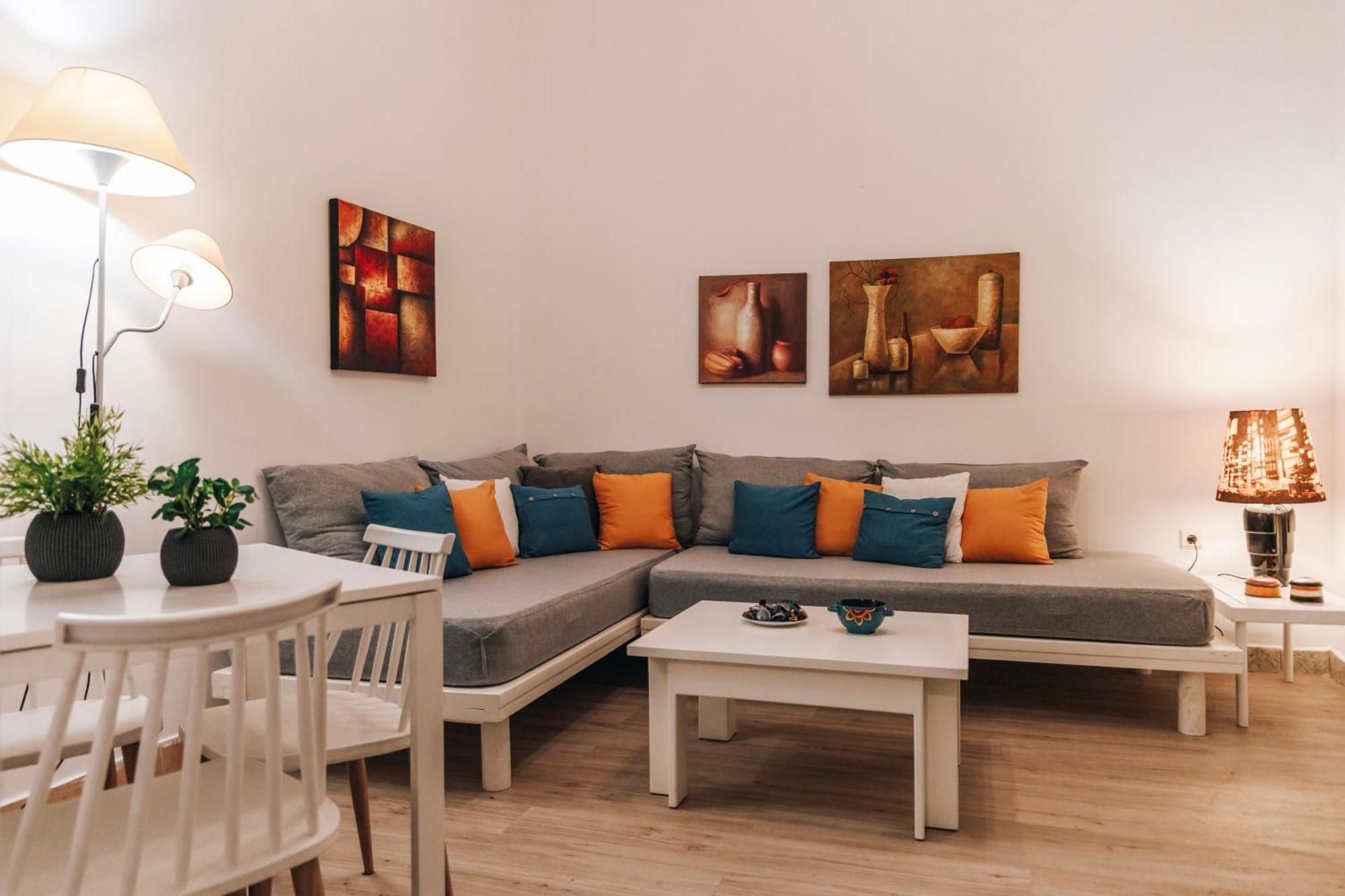 Apartment Monastiraki-psiri, Old Town, 3-bdr Apt, Sleep 6-10p, Spacious Court Yard
