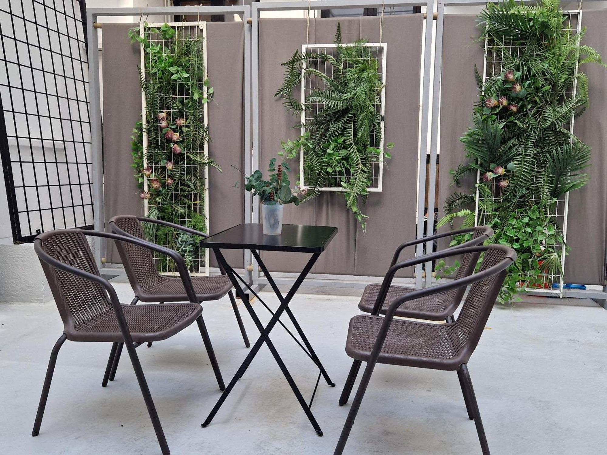 Monastiraki-psiri, Old Town, 3-bdr Apt, Sleep 6-10p, Spacious Court Yard
